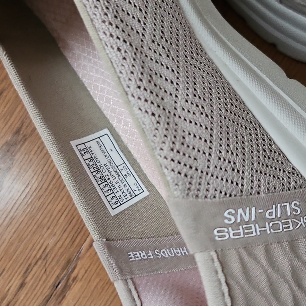 🎉HP🎉 Skechers Women's Slip-Ins - Light Gray Shoes - Picture 5 of 5
